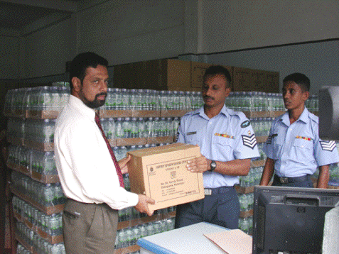 water-bottles-donated-to-sri-lanka-internally-displaced-civilians-north-2