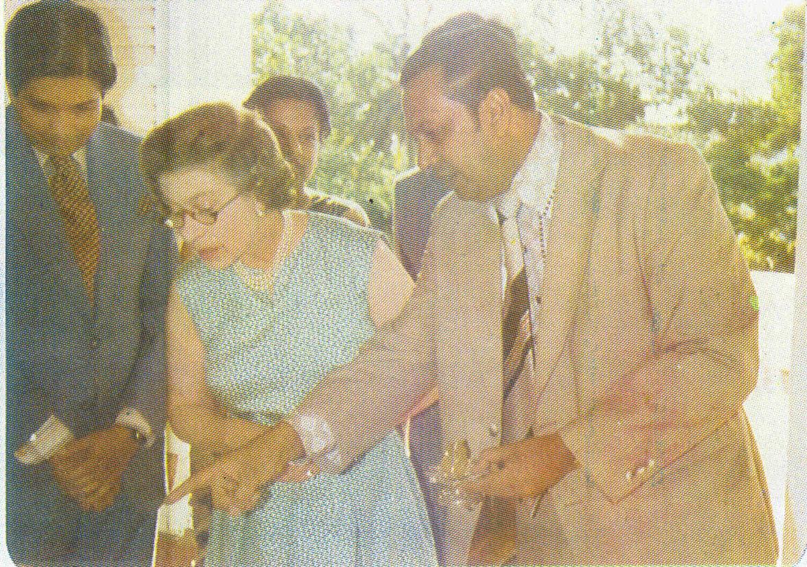 Queen Elizabeth II flanked by Mr. Nowfel S. Jabir and Mr. D.A.S. Wijeratne inspecting some Sri Lankan gems