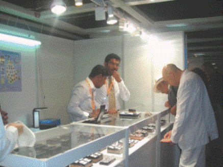 visitor-buyer-interest-shown-at-another-stall-in-the-sri-lanka-pavilion