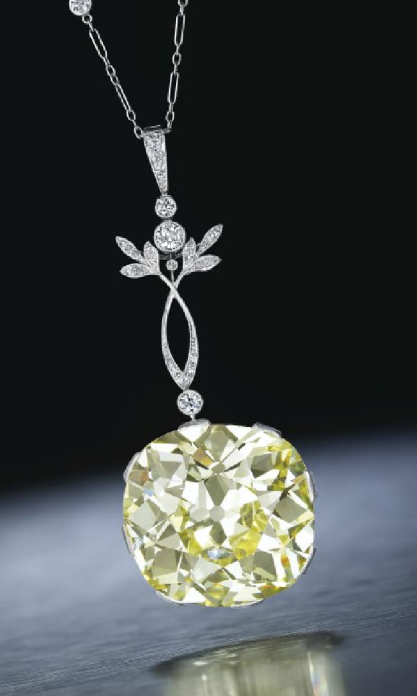 LOT 211 - A BELLE ÉPOQUE COLORED DIAMOND AND DIAMOND PENDANT NECKLACE