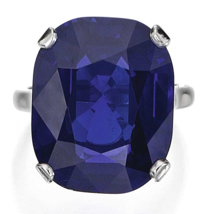 Lot 225 - Platinum and Sapphire Ring