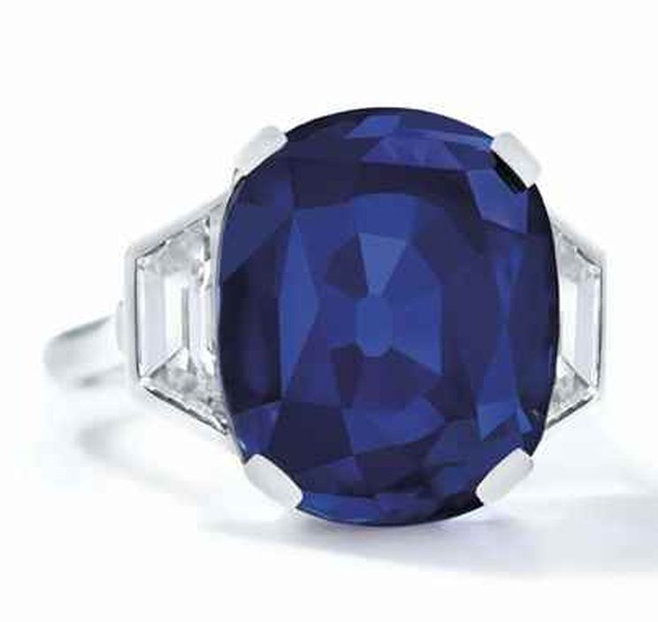 Lot 267 - A SAPPHIRE AND DIAMOND RING