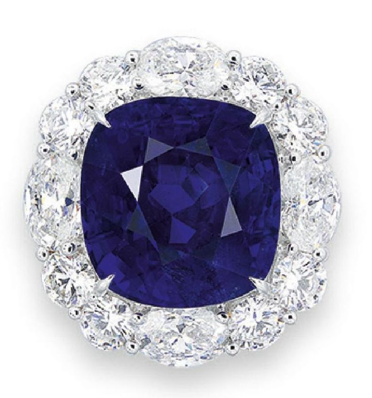 LOT 2024 - A SAPPHIRE AND DIAMOND RING