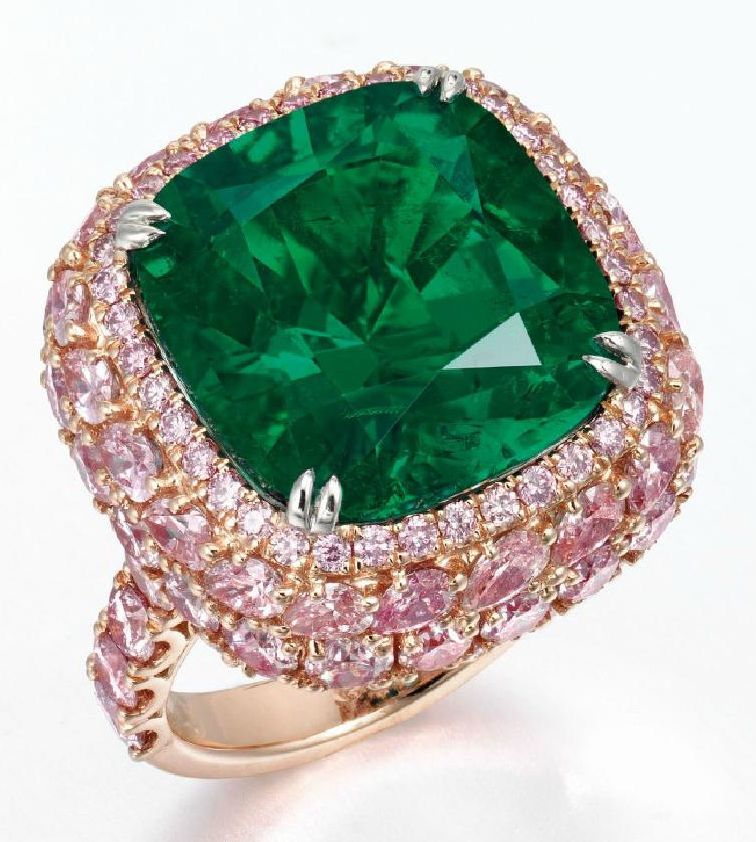 LOT 2052 - AN EXCLUSIVE EMERALD AND COLORED DIAMOND RING