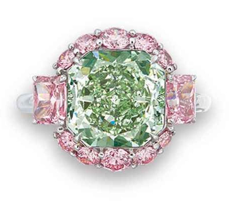  LOT - 2069 - A CHARMING COLOURED DIAMOND RING 