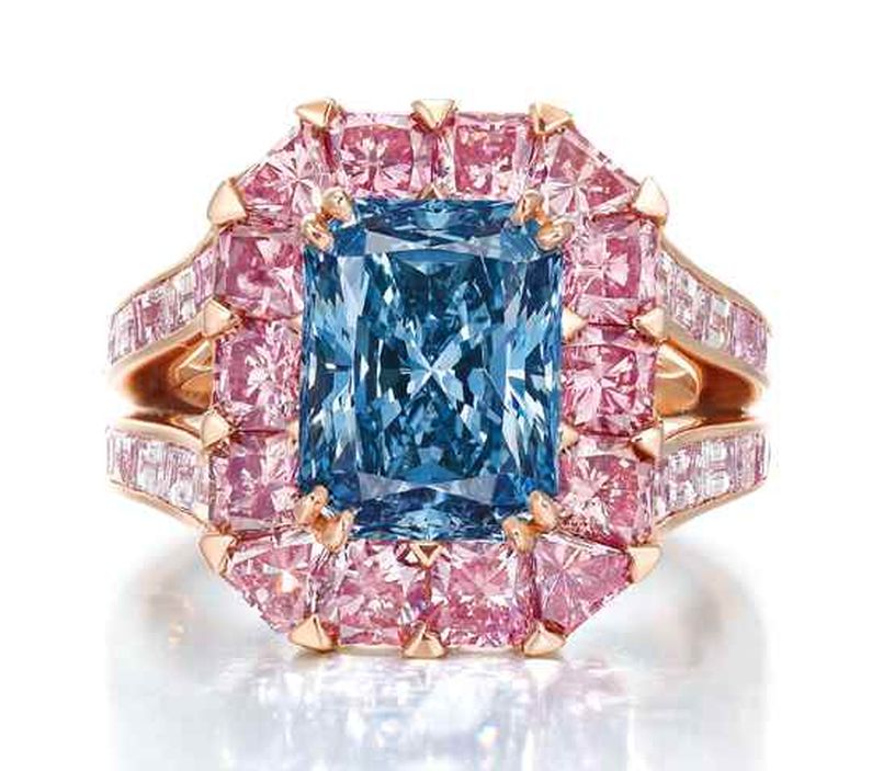  Lot 2077 - AN EXCEPTIONAL COLOURED DIAMOND RING, BY MOUSSAIEFF 