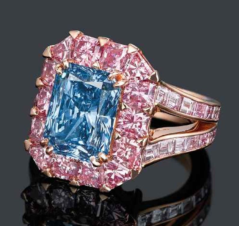 Lot 2077 - ANOTHER VIEW OF THE EXCEPTIONAL COLOURED DIAMOND RING, BY MOUSSAIEFF 