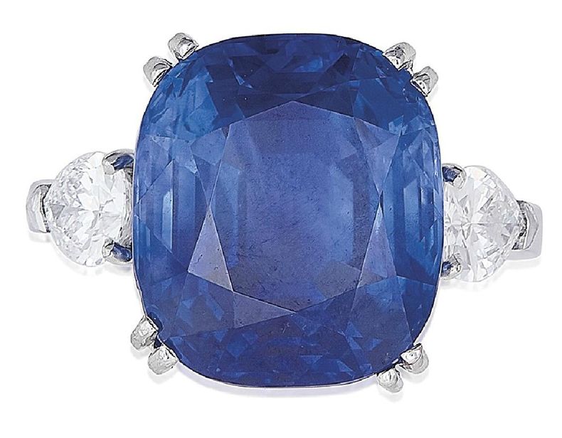 LOT 78 - A SAPPHIRE AND DIAMOND RING