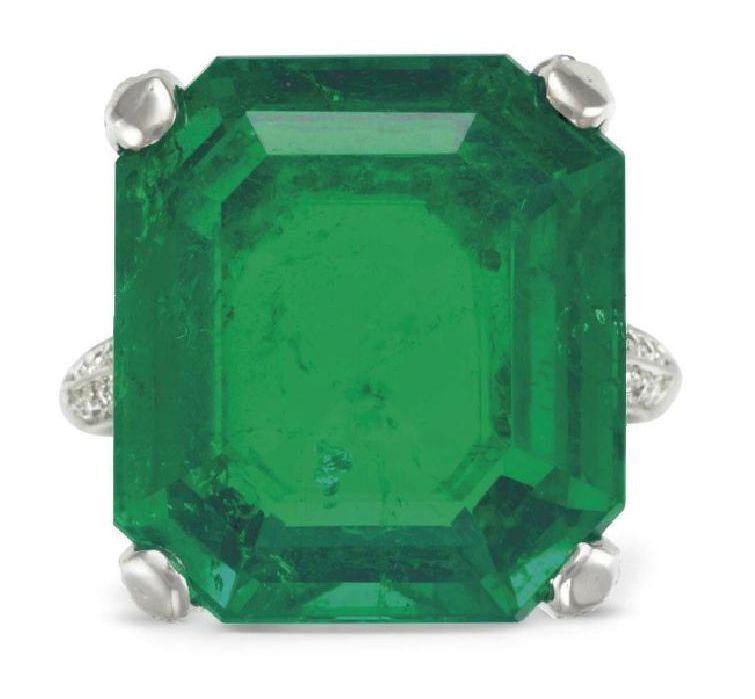 LOT 249 - AN EMERALD AND DIAMOND RING, BY CARTIER