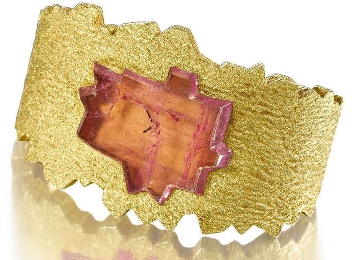 LOT 50 - A UNIQUE 18 CARAT GOLD AND PINK TOURMALINE WATCH BANGLE, 'GREENLAND', NO 15 FROM THE ABOUT TIME COLLECTION, by Grima, 1970