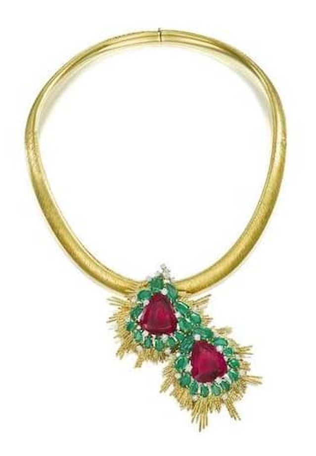 LOT 27 - AN 18 CARAT GOLD, PINK TOURMALINE, EMERALD AND DIAMOND PENDANT/NECKLACE, by Andrew Grima, 1968 