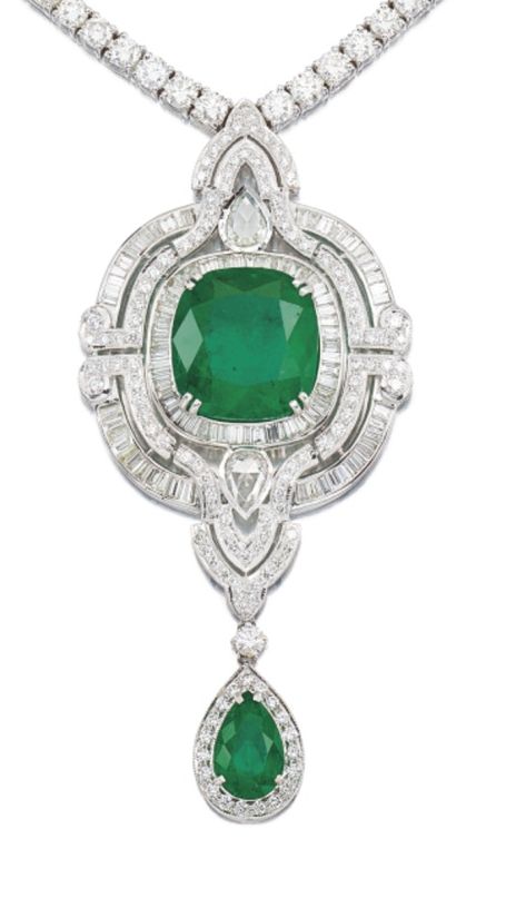 LOT 9056 - PENDANT OF THE EMERALD AND DIAMOND NECKLACE ENLARGED