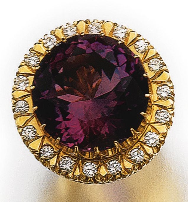 LOT 542 - RING OF THE AMETHYST AND DIAMOND PARURE