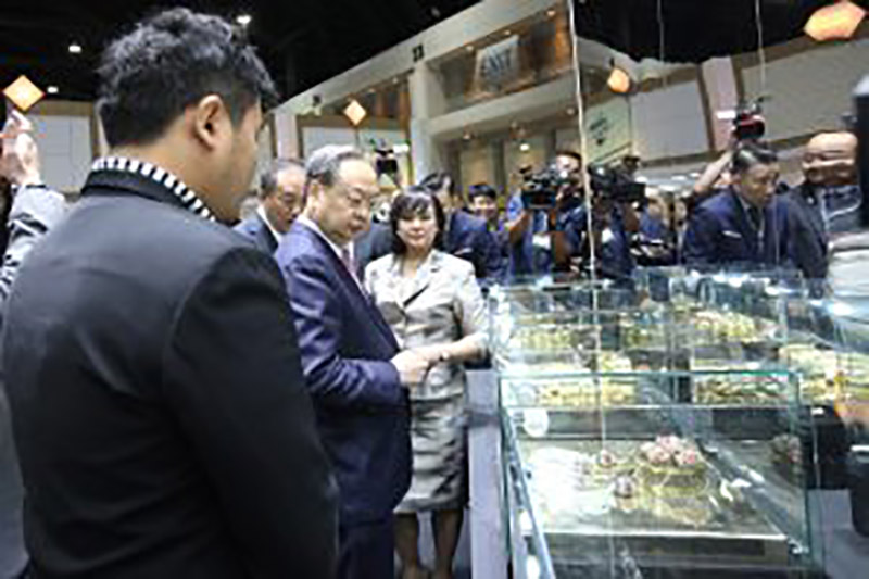 MINISTER OF COMMERCE VIEWING EXHIBITS AT THE SHOW