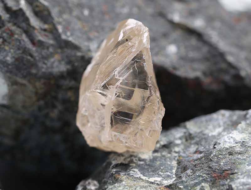 472 CARAT LIGHT BROWN GEM-QUALITY ROUGH DIAMOND RECOVERED AT KAROWE