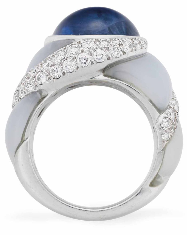 LOT 121 - A SAPPHIRE, CHALCEDONY AND DIAMOND RING, BY VAN CLEEF & ARPELS