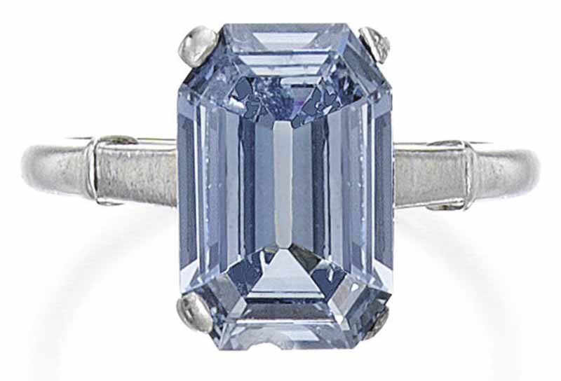 LOT 138 - A RARE FANCY INTENSE BLUE DIAMOND RING