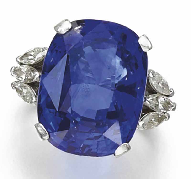 LOT 191 - SAPPHIRE AND DIAMOND RING, 1960S 