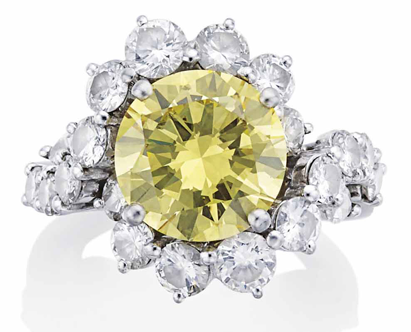 LOT 195 – A COLORED DIAMOND AND DIAMOND RING 