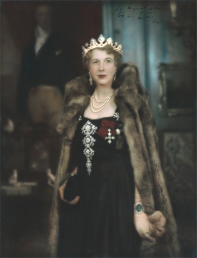 Edith, Marchioness of Londonderry at The State Opening of Parliament 1948, wearing the emerald and diamond bracelet.