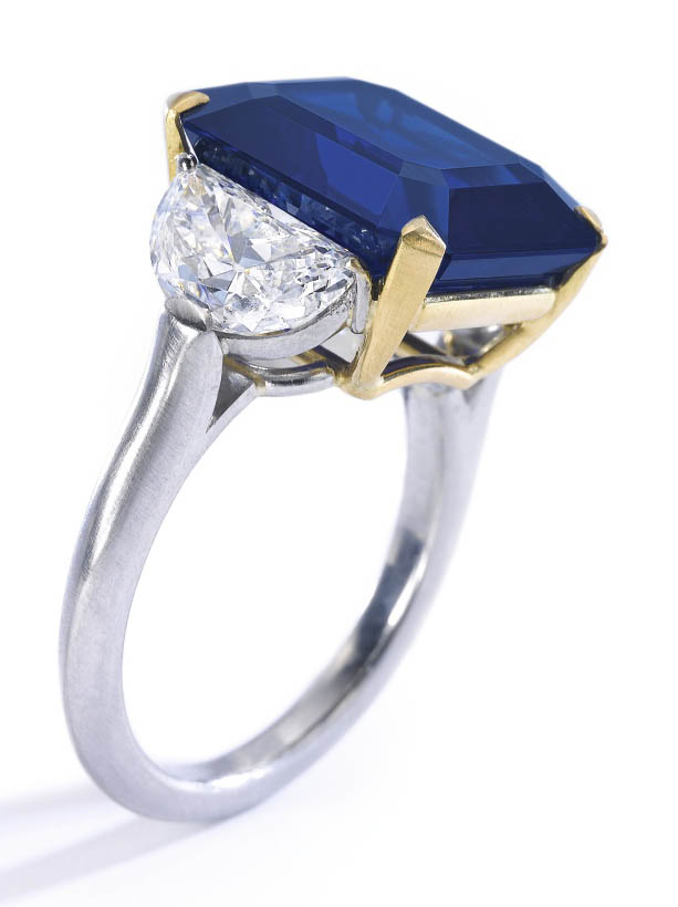 LOT 351 - FINE SAPPHIRE AND DIAMOND RING, SIDE VIEW