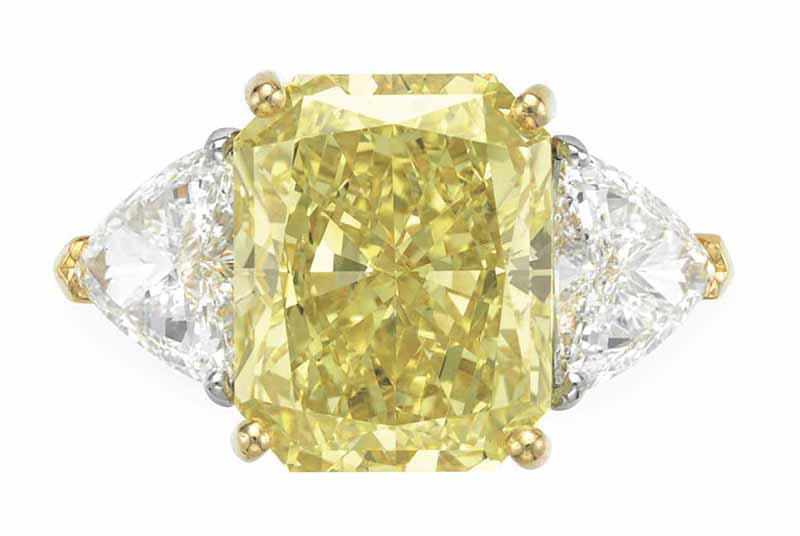 LOT 144 - A COLORED DIAMOND AND DIAMOND RING 