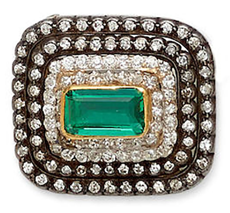 LOT 305 - AN EMERALD, DIAMOND, SILVER AND GOLD BROOCH