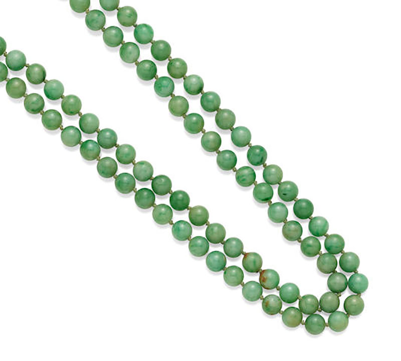 LOT 309 - A JADEITE JADE BEAD AND GOLD NECKLACE