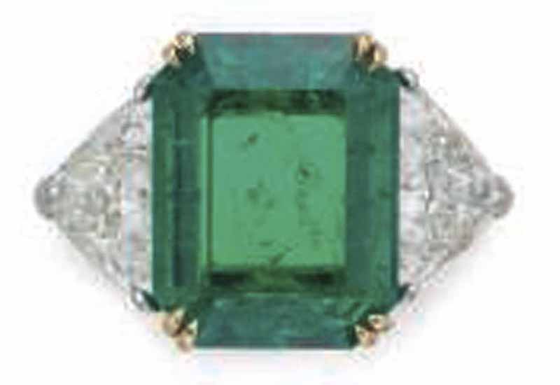 LOT 34 - AN EMERALD AND DIAMOND RING, BY VAN CLEEF & ARPELS