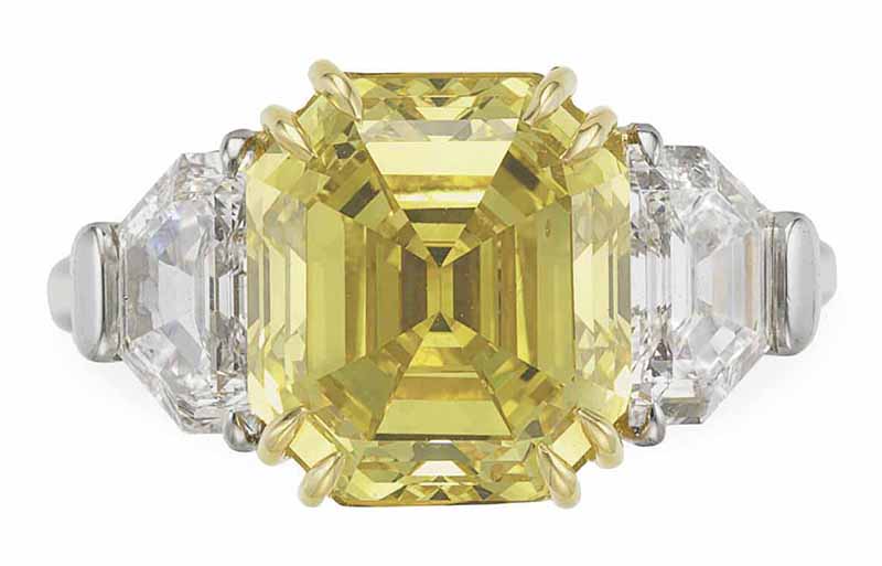 LOT 35 - A COLORED DIAMOND AND DIAMOND RING