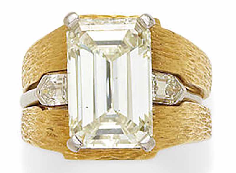 LOT 353 - A DIAMOND AND PLATINUM RING WITH 18K GOLD JACKET