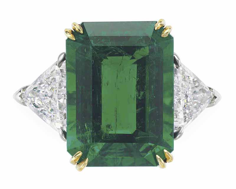 LOT 39 - AN EMERALD AND DIAMOND RING