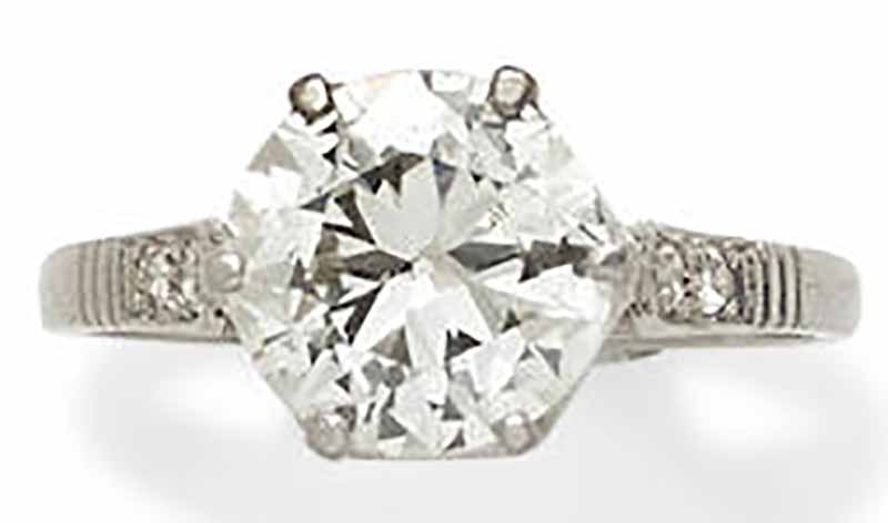 LOT 396 - A DIAMOND AND PLATINUM RING 