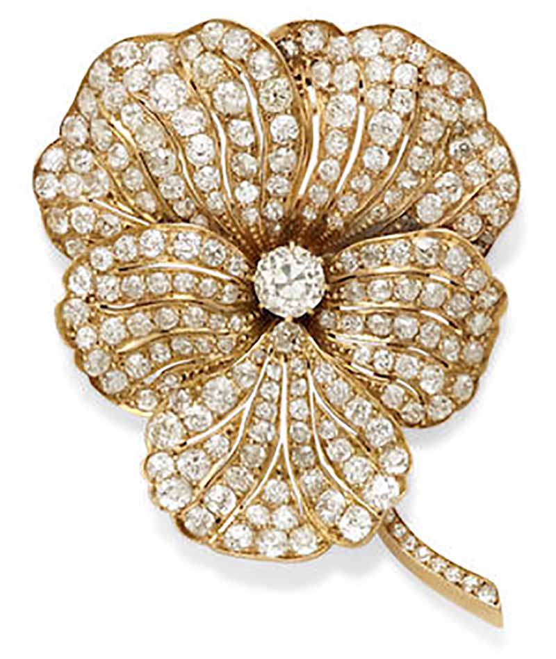LOT 422 - A DIAMOND AND GOLD PANSY BROOCH