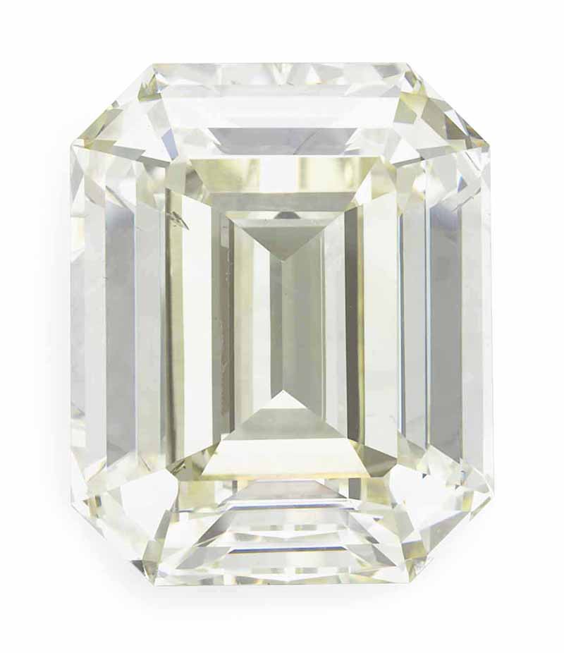 LOT 65 - AN IMPRESSIVE DIAMOND RING