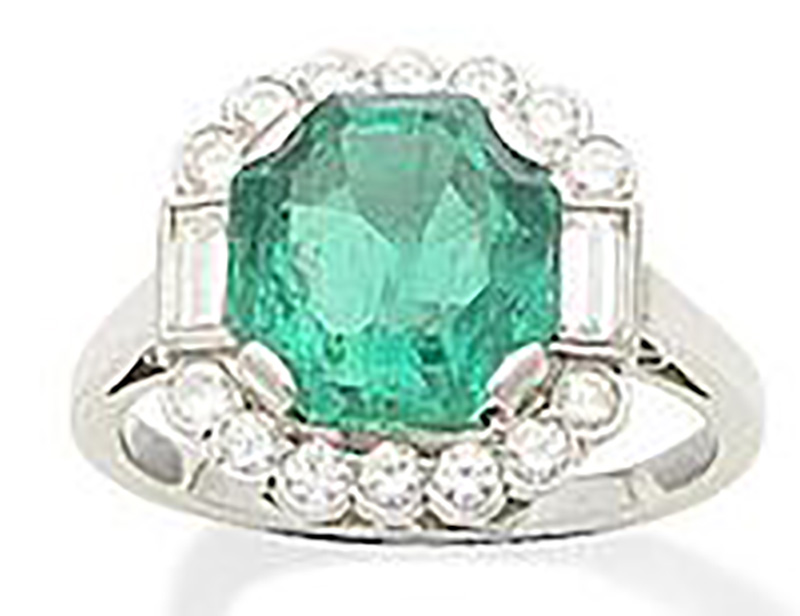 LOT 232 - AN EMERALD AND DIAMOND RING