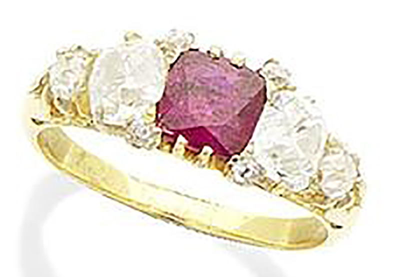 Lot 241 - A RUBY AND DIAMOND RING