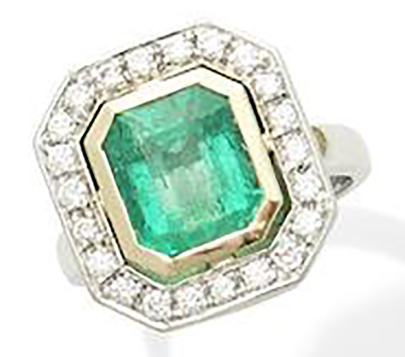 LOT 248 - AN EMERALD AND DIAMOND CLUSTER RING