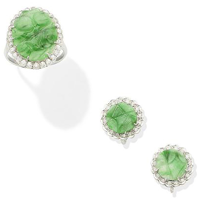 Lot 266 - A JADE AND DIAMOND CLUSTER RING AND EARRING SUITE 