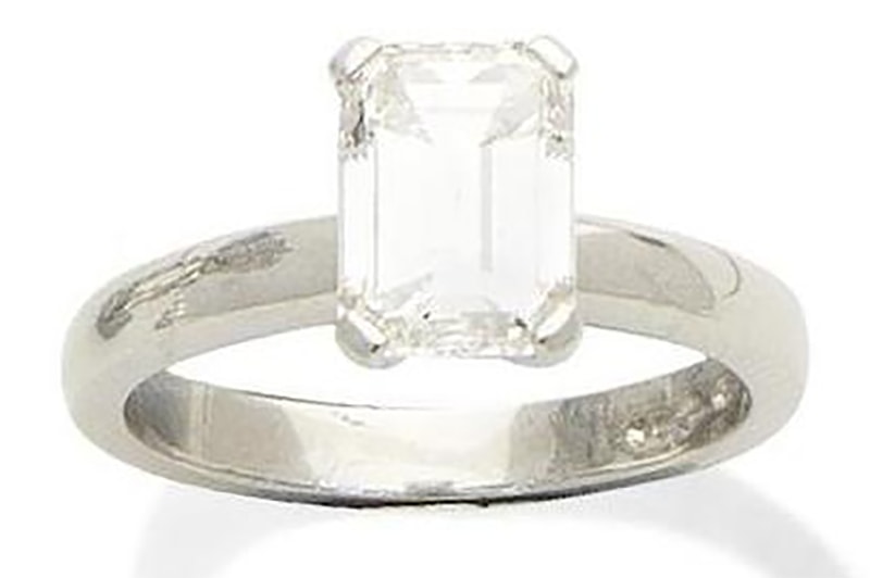 LOT 299 - A SINGLE-STONE DIAMOND RING 