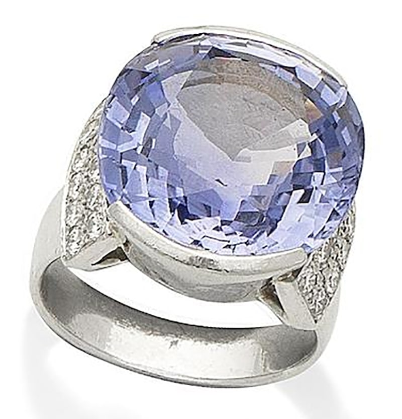 LOT 302 - A SAPPHIRE AND DIAMOND RING 