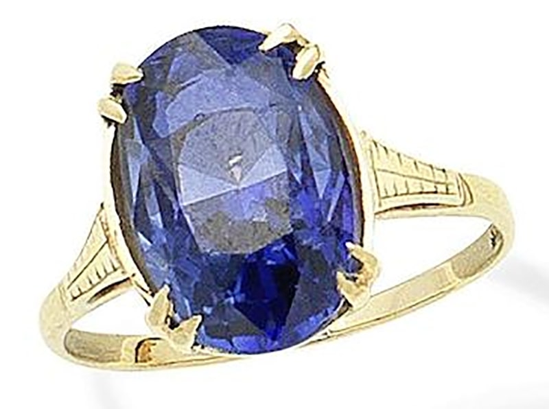 LOT 337 - A SAPPHIRE RING