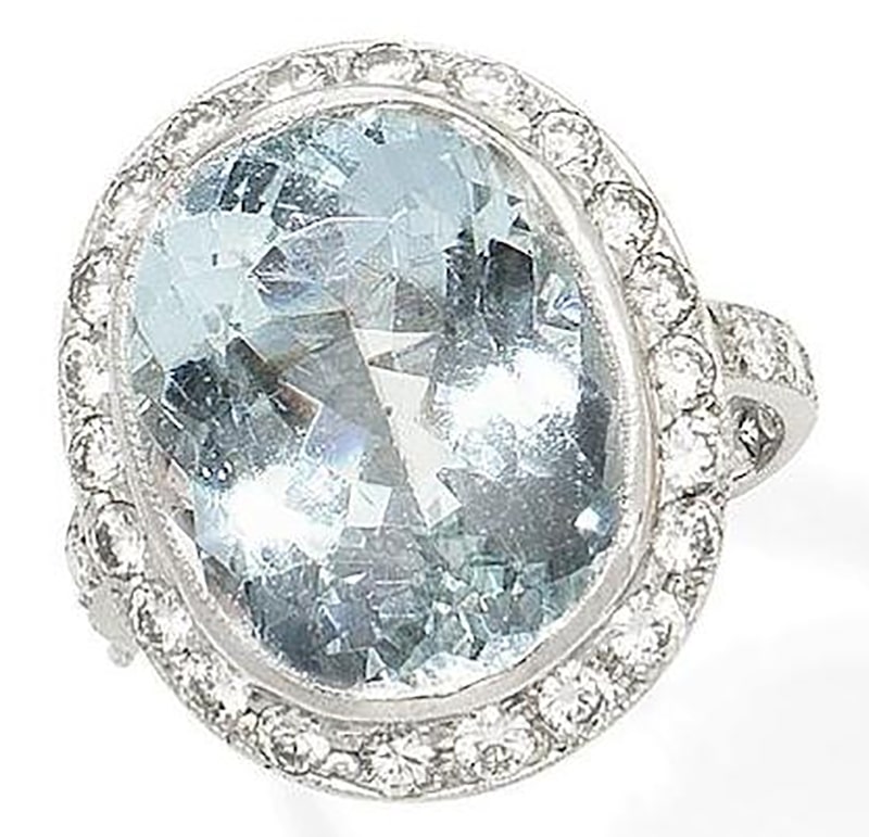 LOT 362 - AN AQUAMARINE AND DIAMOND CLUSTER RING 