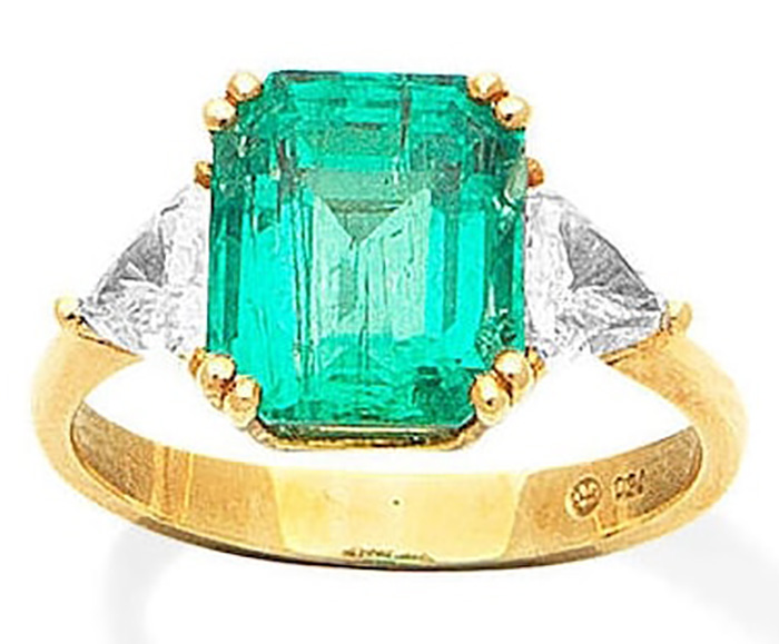 LOT 413 - AN EMERALD AND DIAMOND RING 