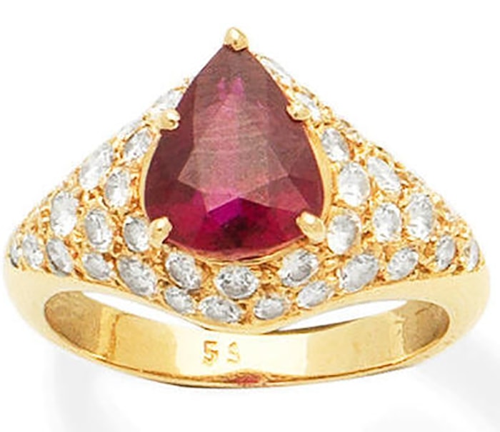 LOT 418 - A RUBY AND DIAMOND DRESS RING 