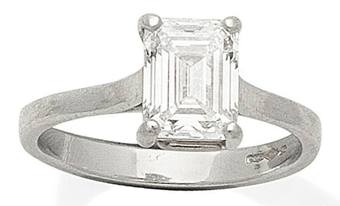 LOT 426 - A DIAMOND SINGLE-STONE RING