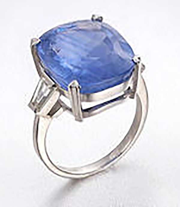 LOT 708 - A SAPPHIRE AND DIAMOND RING