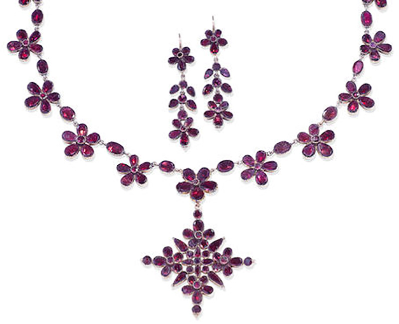 LOT 171 - A 19TH CENTURY GARNET NECKLACE, PENDANT AND EARRING SUITE 