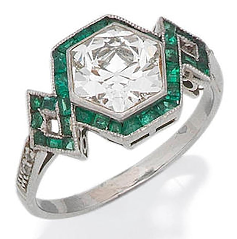 LOT 34 - AN EMERALD AND DIAMOND RING