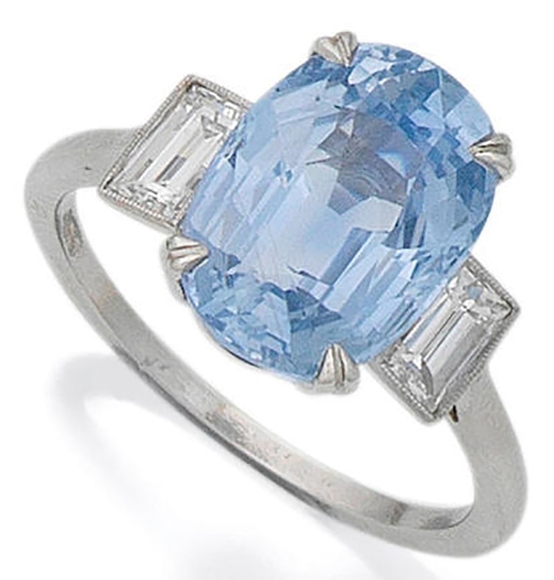 LOT 46 - A SAPPHIRE AND DIAMOND RING 